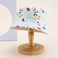 Detailaufnahme von hellblauem Sonnenhut mit bunter Regenbogen- und NICE-Stickerei - Kinder Einheitsgröße / Hellblau (Nice/Emoji-Druck)