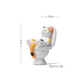 Miniatur-Figur weiße und orange Glückskatze auf Toilette sitzend, Höhe 3,5 cm - Glückskatze