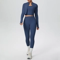 Detail des dunkelblauen dreiteiligen Yoga-Sets mit Zipper-Jacke und Daumenlöchern - S / Marineblau