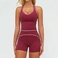 Ensemble de yoga bordeaux deux pièces avec liseré blanc et short de sport ajusté - S / Haut Et Bas / Débardeur + Short / Rouge Cerise