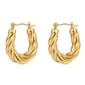 Detalle de pendientes chapados en oro de 14K con textura de torsión en U y liso - Dorado