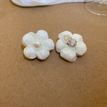 Detailansicht der süßen Stoffblumen-Ohrringe mit Kunstperle und Perlglanz-Finish - Weiße Blumenohrclips