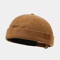 Détail d'un bonnet docker marron avec écusson en cuir DAD et œillets de ventilation - Réglable / Couleur caramel