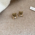 Detalle de pendientes de oso con flocado, lazo dorado y perla sobre tela camel - Pendientes de Oso Marrón con Perla y Lazo (2#)