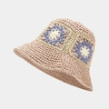 Detailaufnahme eines handgefertigten Häkel-Fischerhuts mit bunten Blumen-Strickmustern - M(56-58cm) / Rosa