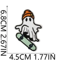 Dettaglio di toppa ricamata fantasma su skateboard con berretto arancione e misure - Stile 34 - Fantasma su Skateboard