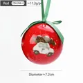 Rode kerstbal met wit autopatroon en groen zijden lintje, diameter van circa 7,2 cm - Rode Basis Auto Bal