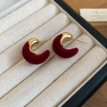 Détail de boucles d'oreilles dorées en C avec velours bordeaux dans un écrin à bijoux - 71# Créole en C Or Épissage Velours Bourgogne (925 Sterling Silver Earring Post)