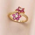 Verstellbarer Goldring mit Blumen aus roten und klaren Kristallen auf Champagner-Seide - Rosenrot
