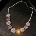 Makroaufnahme einer Luxushalskette mit rosa Prinzess-Steinen und Rosendiamant-Details - Silberbasis Rosa Edelstein Halskette