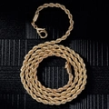 Collana a catena a corda intrecciata dorata con chiusura a moschettone su sfondo nero - Catena a treccia / Oro