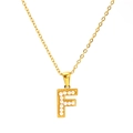 Halskette aus Titanstahl mit goldenem Buchstaben-F-Anhänger und weißen Perlen am Kettenrand - Buchstabe F (SP723G-F)