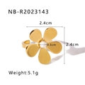 Detalle de anillo de flor dorada ajustable con 2,4cm de diámetro y centro de perla - Estilo Flor Pulida con Perla (NB-R2023143)