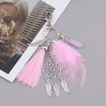 Vista dettagliata di un portachiavi acchiappasogni boho rosa con piuma, nappa e opale - Rosa