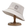 Bob en coton beige avec broderie de la lettre C grise sur support en bois - Taille unique / Beige Clair