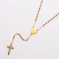 Foto macro del collar de rosario de acero inoxidable dorado con corazón y cruz - Estilo 2