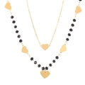 Collana a doppio strato dorata con ciondoli a cuore e perle di cristallo nero sfaccettate - Stile Cuore a Doppio Strato (KN236496-MW)