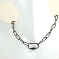 Primer plano de collar de cadena gris oscuro con colgante de mosquetón en un maniquí - Color gunmetal
