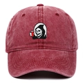 Broderie détaillée d'une faucheuse avec une coupe rouge sur une casquette en coton bordeaux - Bordeaux