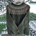 Detail van mosgroene Fair Isle gebreide trui met crème geometrische patronen op de kraag - 9155# Donkergroen / 3XL