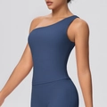 Detail eines dunkelblauen Ein-Schulter-Sport-BHs mit nahtlosem elastischem Stoff - S / Marineblau