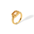 Macro detail van 18K vergulde gedraaide ring met rechthoekige champagne kleurige zirkoon - Maat 7 / Gouden Gele Edelsteen (TR4156-W-7)