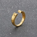 Dettaglio dell'anello in acciaio inossidabile 316L con scanalatura a V dorata - US 9 / Oro (KR111238-KJX)