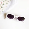 Vista de cerca de gafas de sol rectangulares blancas con lentes oscuros en fondo estético - Blanco