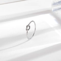 Anello nodo minimalista in acciaio al titanio argento con effetto ombra moderno - US 7 / Argento