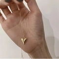 Gouden 3D hartvormige hanger ketting met kralenketting getoond in een hand - Goud