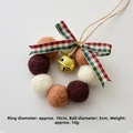 Weihnachtlicher Wollfilzball-Kranz mit rot weiß braunen Kugeln und Glocke - Durchmesser 10cm / Mini-Kranz F (Rot/Grün Kariert Durchbrochene Glocke)