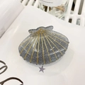 Pinza de pelo de concha gris brillante con líneas doradas y strass sobre una revista - Aprox. 8cm / Plata
