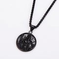 Dettaglio del ciondolo a rilievo guerriero spartano nero opaco su collana a treccia - Catena da 0.35*60cm / Nero