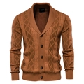 Dicker Herren Strick-Cardigan mit V-Ausschnitt in Karamelbraun mit Zopfstrickmuster-Details - M / Erdgelb