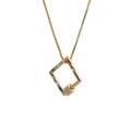 Collier doré avec pendentif carré orné de gemmes arc-en-ciel et d'une chaîne maille - 0334-Pendentif Carré