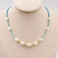 Collana di perle d'acqua dolce e turchese con distanziatori dorati su modello di collo - Collana