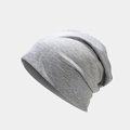 Primer plano de la suave textura de punto gris y costuras de un gorro estilo slouchy - Gris claro