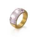 Brede goudkleurige geborstelde titanium ring met een grote rechthoekige lila kristal - US 7 / Goud Lavendel (KR52390-K)