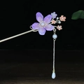 Eleganter Gold-Haarstab mit violetter Blume, Perlen und langen Quasten-Anhängern - Lila Harz Große Blume Perle Quaste Goldstab (0453)