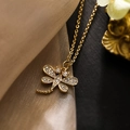 Gouden libelle hanger ketting met fonkelende zirkonia op luxe stoffen achtergrond - Goud/Veelkleurige Zirkonia