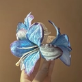 Detail van een blauw en paars gradiënt lelie haarklem met zijden bloem textuur - 1# Haarklem-Blauw (3 bloemen)