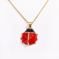 Makro-Detail des rot-schwarzen Marienkäfer-Anhängers mit goldener Halskette - Stil 1 Gold 18mm