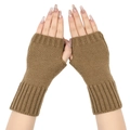 Primer plano de guantes de punto marrón sin dedos que muestra la textura de punto fino - Talla única / Caqui