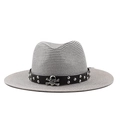 Detalle de sombrero de paja gris con banda de cuero con tachuelas y calavera metálica - M (56-58cm) / Gris