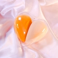 Boîte en forme de cœur avec éponges orange et beige sur tissu en soie rose - Cœur Orange Sucrée/Sac OPP