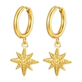 Dettaglio degli orecchini a cerchio in acciaio inossidabile placcato oro 18K con stelle - Stile Stella Ottagramma / Oro