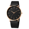Gros plan d'une montre à quartz minimaliste avec cadran noir et bracelet en maille - Bracelet Noir Boîtier Or Rose Cadran Noir