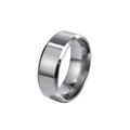 Anillo de acero inoxidable mate para hombre con acabado cepillado y bordes pulidos, vista 45° - Acero Mate Biselado De 8 Mm Color 24-c-1 / Talla 7
