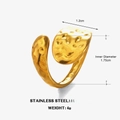 Anillo abierto minimalista de acero inoxidable con textura martillada y baño de oro - Dorado