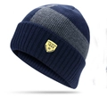 Dettaglio di un cappello invernale in maglia blu e grigio con toppa logo a scudo gialla - 58-63CM Foderato In Pile Ispessito / Blu Marino